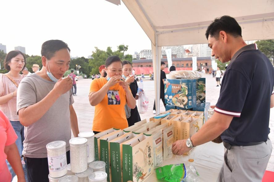 福州市民正在品尝葛根粉。吴晓真摄