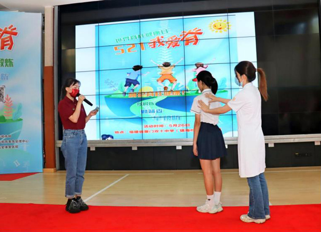 康复治疗师们现场教学护脊操。（主办方供图）