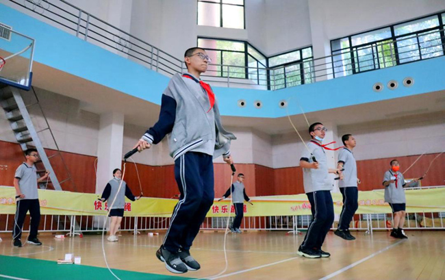 家长陪同学生，完成3分钟跳绳任务。（主办方供图）