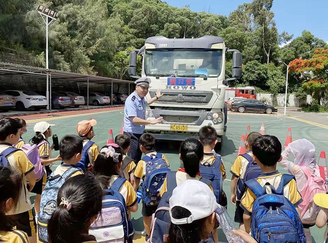 民警現場講解交通安全常識。惠安縣交警大隊紫山中隊供圖