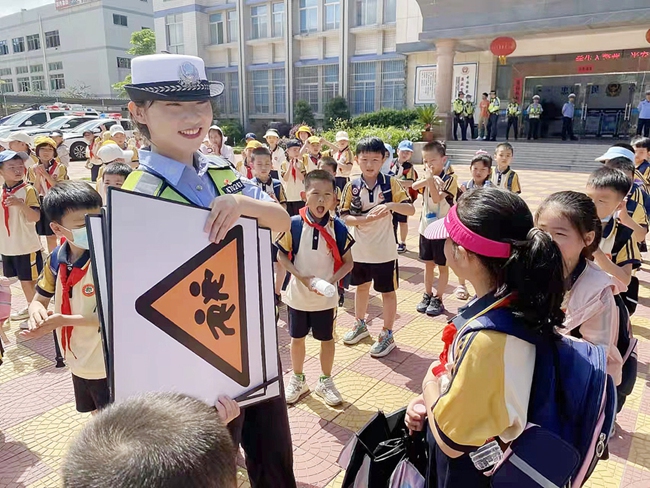 女民警現場為小朋友普及交通指示標識。惠安縣交警大隊紫山中隊供圖
