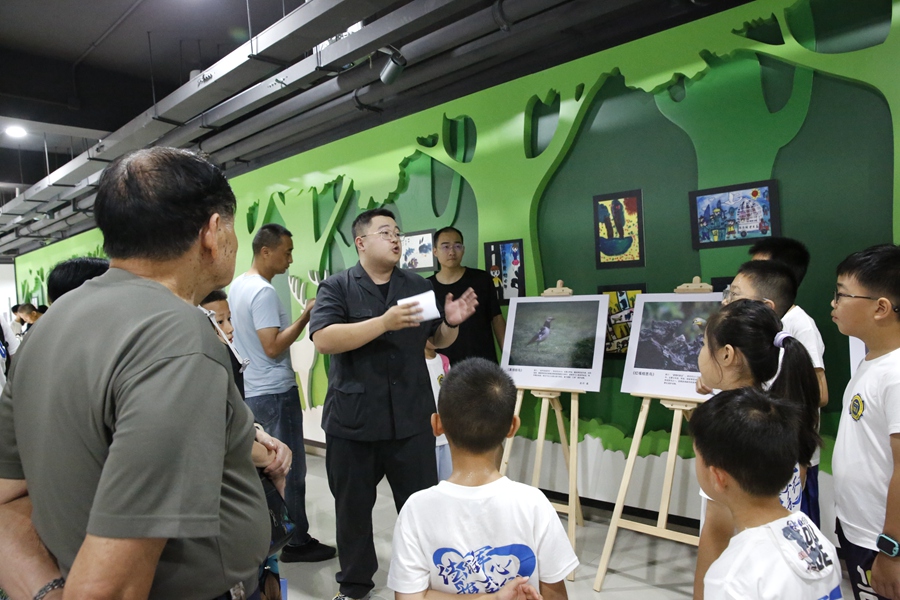 “生态小公民”参观“厦门地区保护鸟类专题展”。同安法院供图