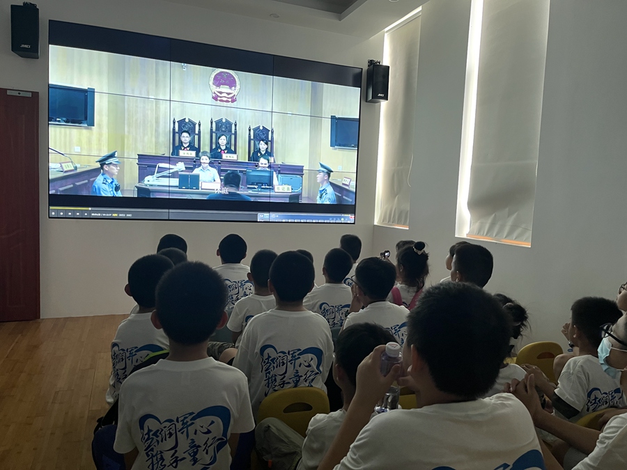 孩子们观看生态法治微电影《童画》。同安法院供图