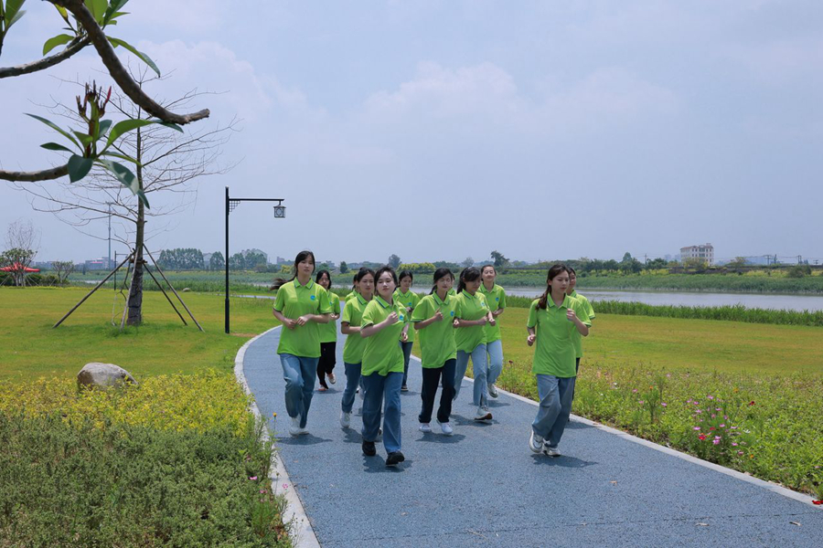 木兰溪生态行活动在玉湖木兰滨溪公园举行，参与者可在健步走同时欣赏沿途风光。主办方供图