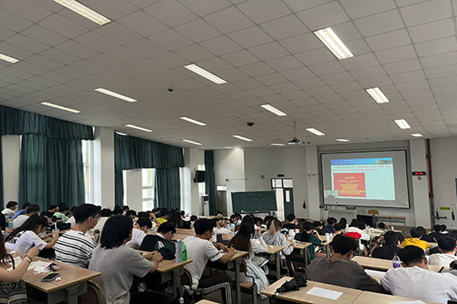 各学院组织学生在分会场听课。