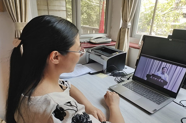 思政课教师线上听课学习。