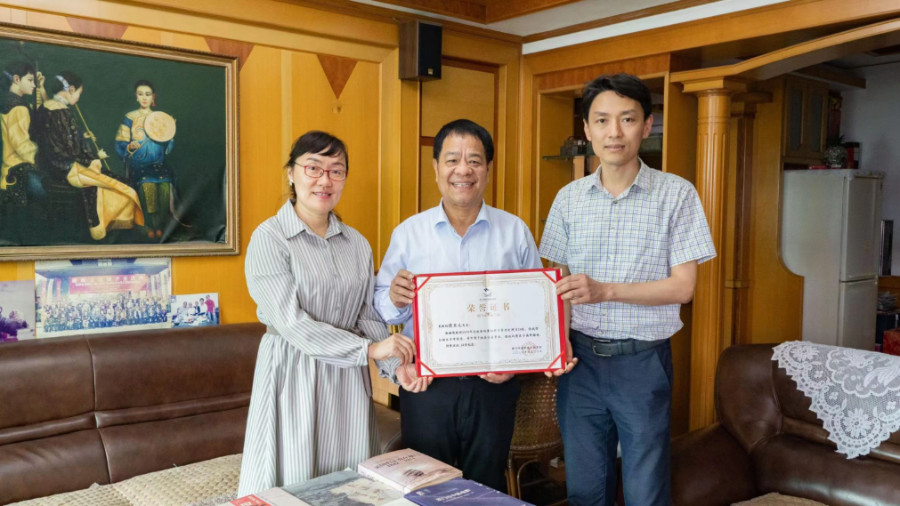 厦门市城市建设档案馆向陈亚元先生颁授捐赠证书。厦门市城市建设档案馆供图