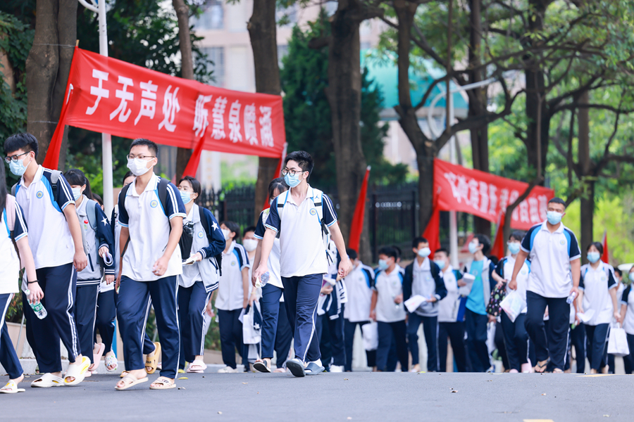 7.考生走進泉州晉江市第一中學考場。 劉翼 攝