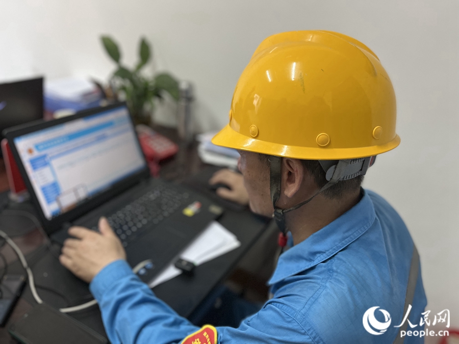 福建省建阳海螺水泥有限责任公司工作人员正依托综合网格化监管系统开展安全巡查。人民网 钱嘉禾摄