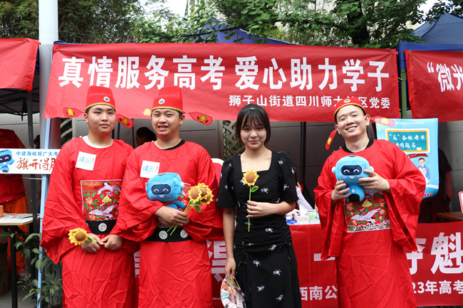 中建海峡西南分公司青年志愿者化身“状元郎”，为考生送上寓意“一举夺魁 ”的向日葵。中建海峡供图