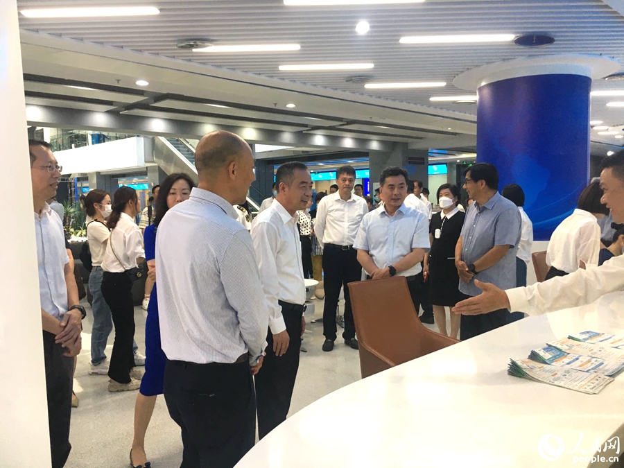 领导嘉宾参观厦门自贸片区台商发展服务中心。人民网 余乃鎏摄