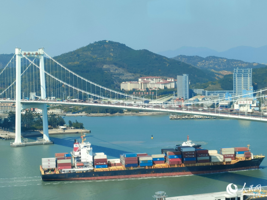 載滿貨物的輪船駛過海滄大橋。人民網 陳博攝