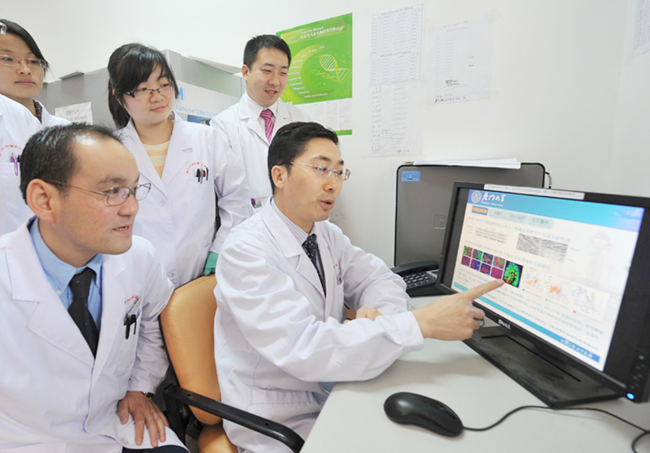 廈大附屬中山醫院消化內科學科帶頭人任建林教授指導研究生進行科學研究。廈大附屬中山醫院供圖