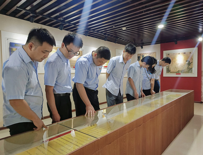 中建海峡华南分公司广西事业部组织员工代表前往南宁市国家档案馆参观。中建海峡供图
