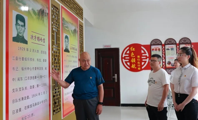 杨家况讲述红色历史。