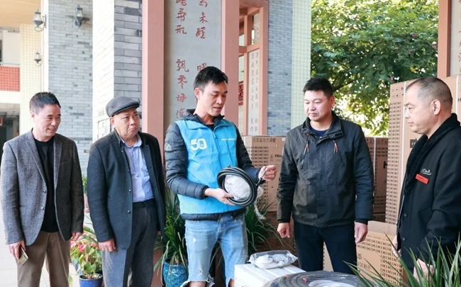 同心教育促进会为透堡中心小学、透堡中学捐赠空调。