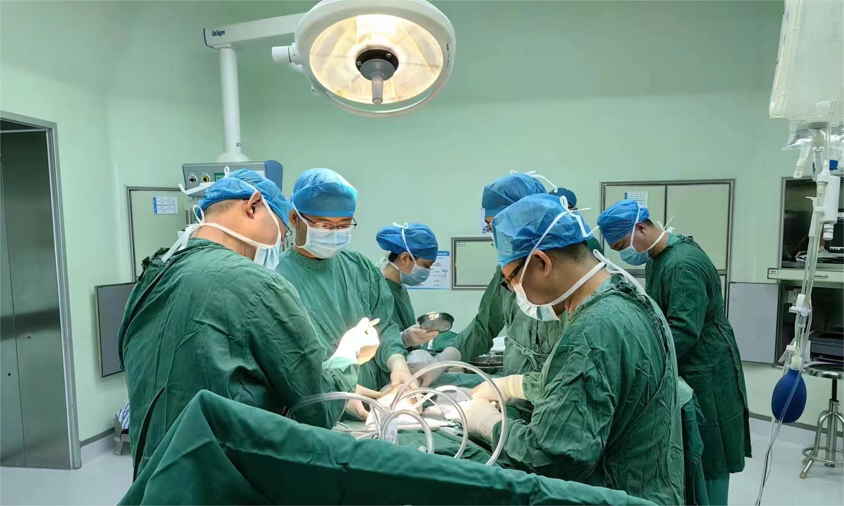 骨一科專家團隊正在為患者實施手術。廈門市第五醫院供圖