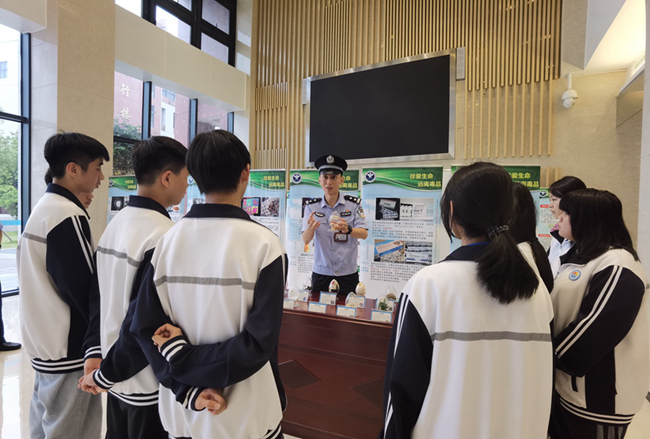 漳州司法强制隔离戒毒所民警组织同学们观看仿真毒品。漳州司法强制隔离戒毒所供图