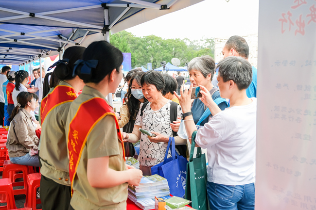 福建高速為市民們發放安全宣傳資料和禮包。福建省應急管理廳供圖