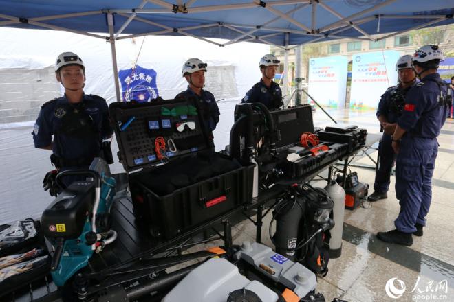 活动现场展示的救援设备。人民网 陈博摄