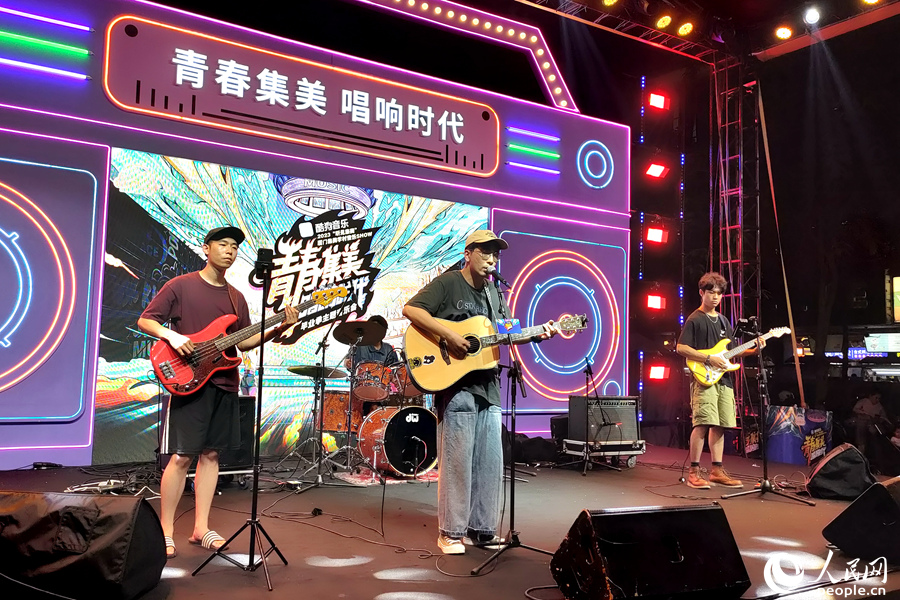 来自集美辖内10所高校的学生代表和特邀乐队，为广大毕业生献上一场视听盛宴。人民网 陈博摄