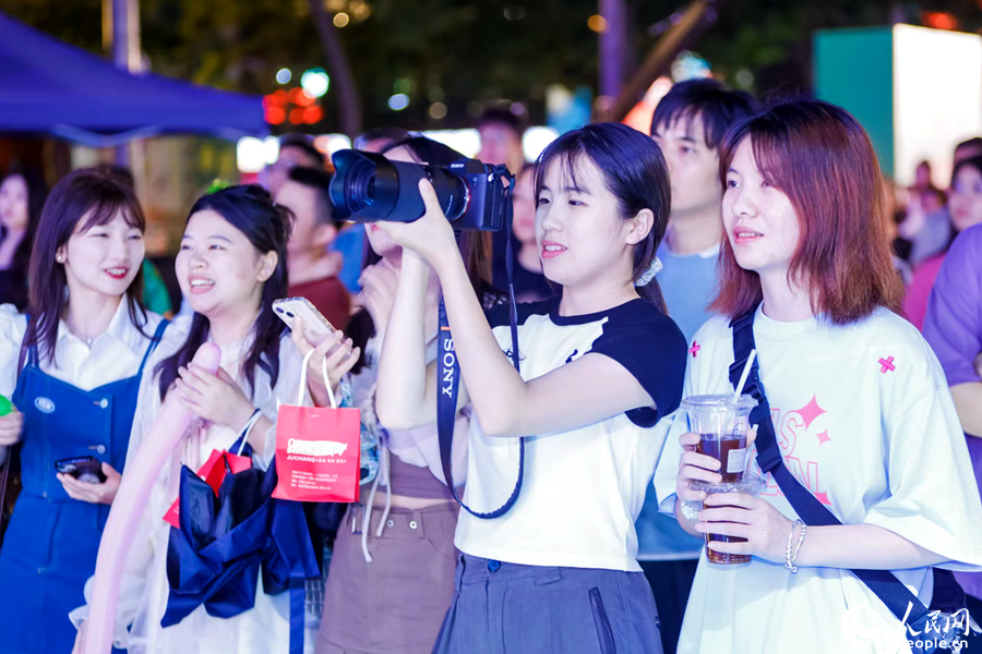 舞台下的观众用相机捕捉美好瞬间。人民网 陈博摄