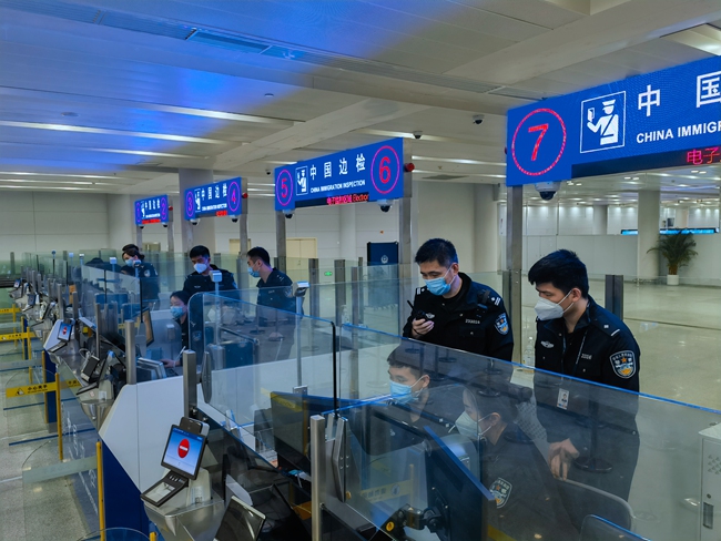 民警在口岸通关前提前对设备进行调试，确保旅客高效顺利通关。
