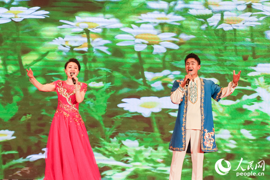 活动现场，宁夏歌唱家撒丽娜、马衍合唱《花儿与少年》。人民网 钱嘉禾摄
