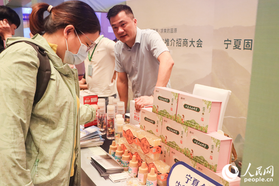 游客在固原蜂蜜展位前驻足流连。人民网 钱嘉禾摄