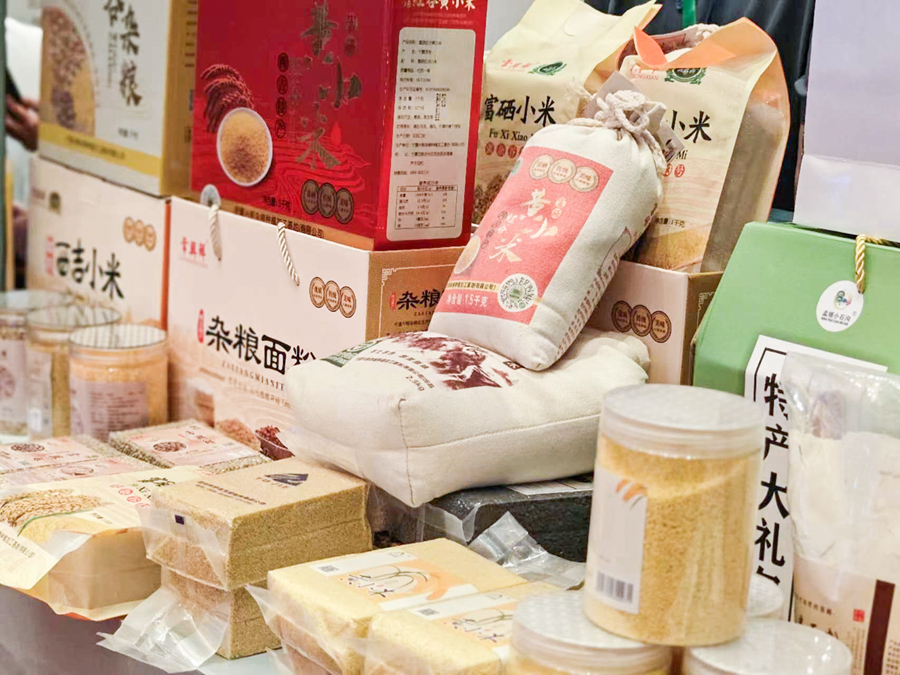 来自固原的五谷杂粮色泽清新。黄东仪摄