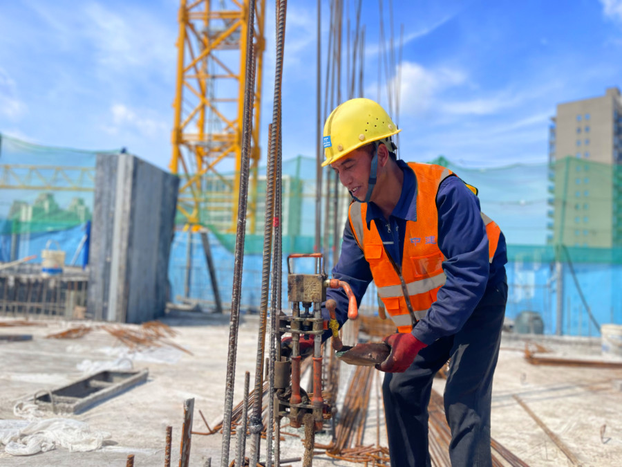 中建海峡厦门公司揽月豪庭工程总承包(EPC)项目工人在制作强柱钢筋。中建海峡厦门公司供图
