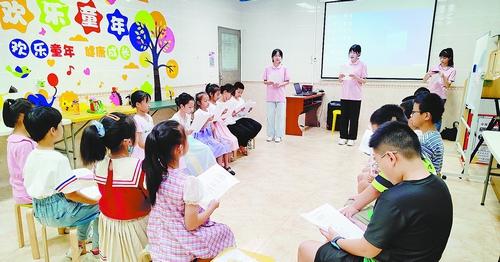 文化惠民活动走进高殿公益图书馆。湖里区委宣传部供图