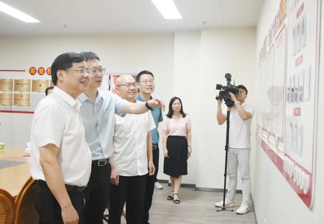 察看晋江市医疗卫生服务业人大代表联系群众活动室。