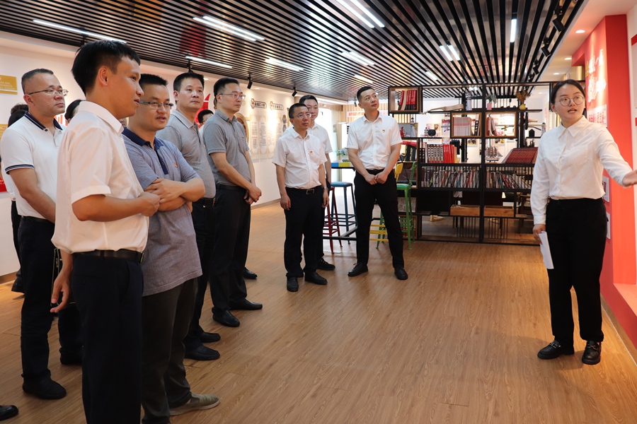 与会人员参观项目部智慧展厅及党员活动室。中建海峡供图