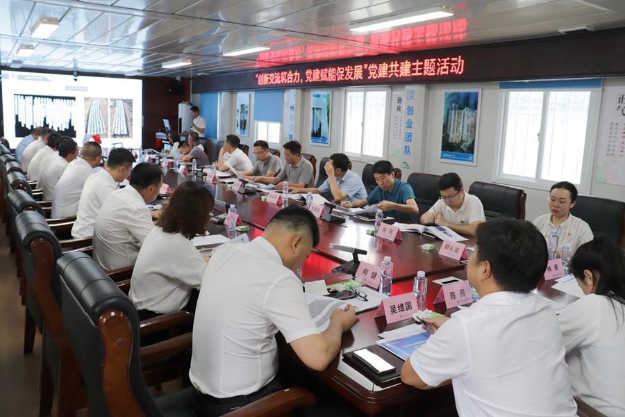 与会人员现场进行交流探讨。中建海峡供图
