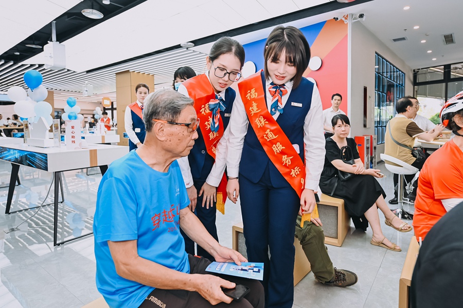 福建聯通營業員為老人耐心講解服務。福建聯通供圖