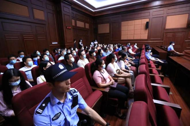 村居基层组织负责人等旁听庭审。海沧法院供图