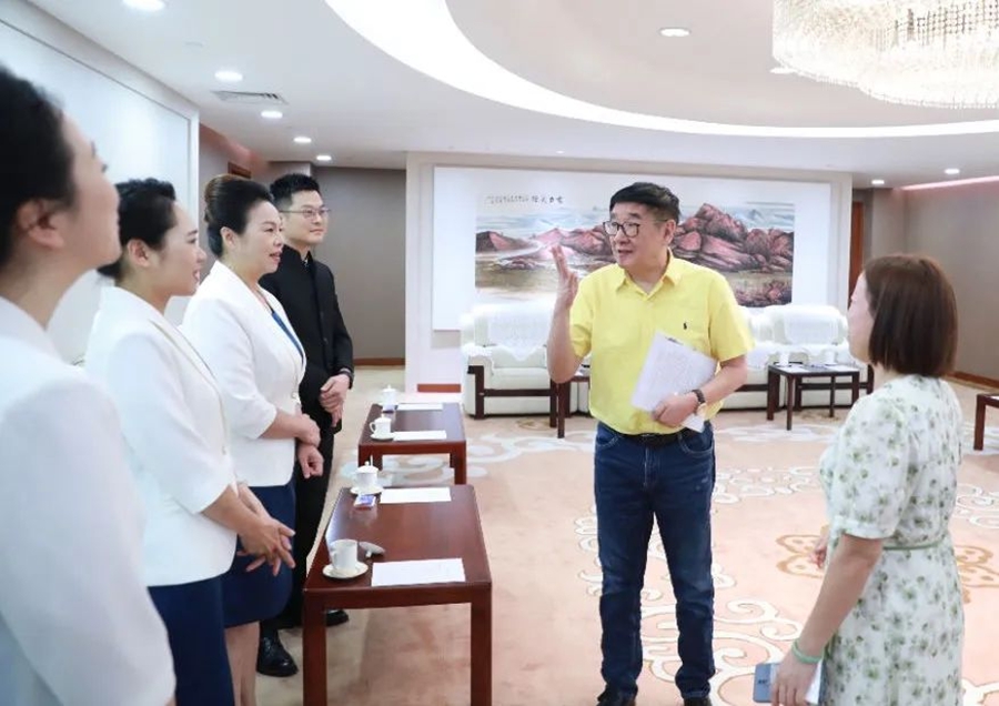 金韬与宣讲员交流。龙岩市融媒体中心供图