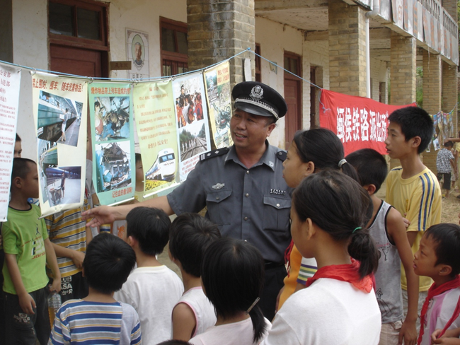 曹树旺在学校开展安全宣传。福州铁路公安供图