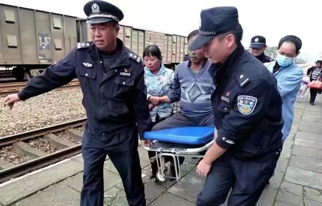 旅客突发疾病,曹树旺与吴鑫舒协助医护人员救助旅客。福州铁路公安供图