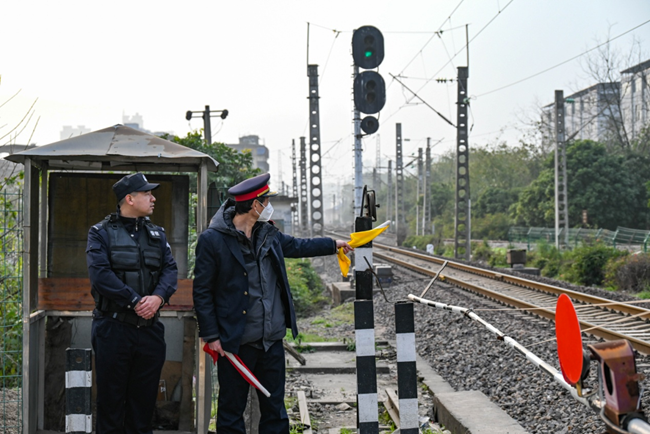 林枫在道口维持秩序。福州铁路公安供图