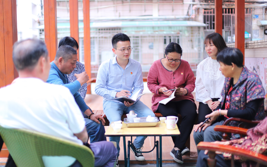 吕厝社区党委书记、居委会主任陈财根与“好厝边”智囊团走进小区倾听群众意见建议。吕厝社区供图
