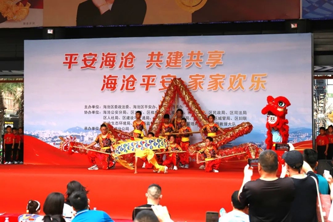 育才小学学生带来表演《龙狮跃五祖》 拉开活动序幕。海沧区委政法委供图