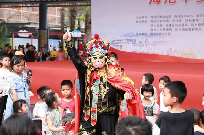 精彩纷呈的川剧变脸将活动氛围推向高潮。海沧区委政法委供图