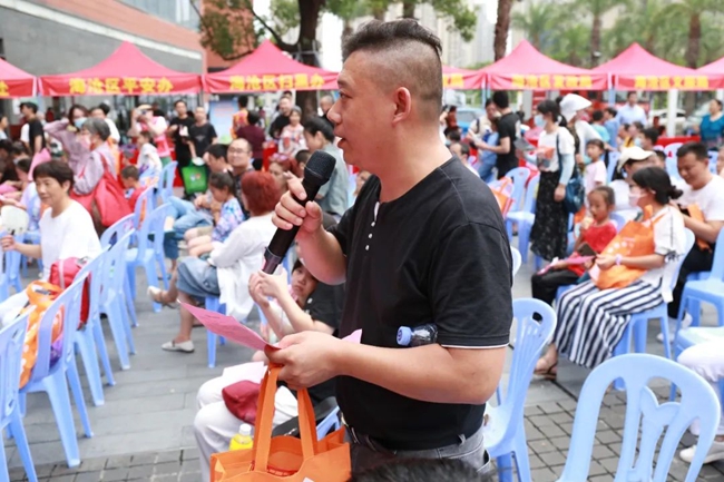 现场观众积极参与有奖问答。海沧区委政法委供图