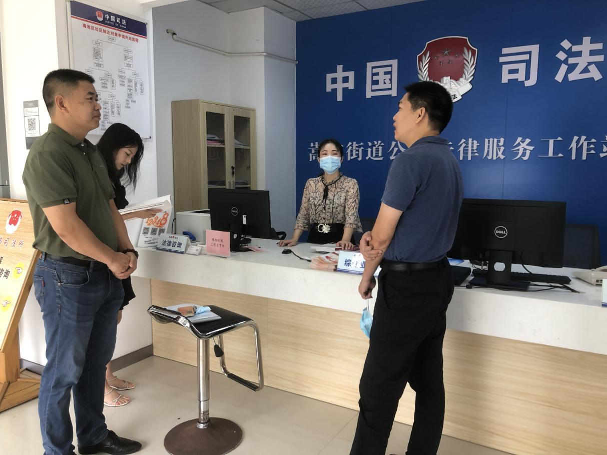 海沧区司法局实地检查法律顾问工作情况。海沧区司法局供图