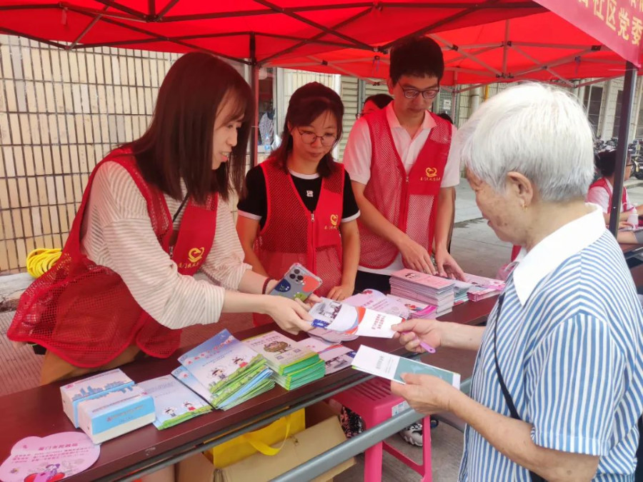 志願者們向社區居民發放家風家訓、婚俗新風倡議書等材料。廈門市民政局供圖