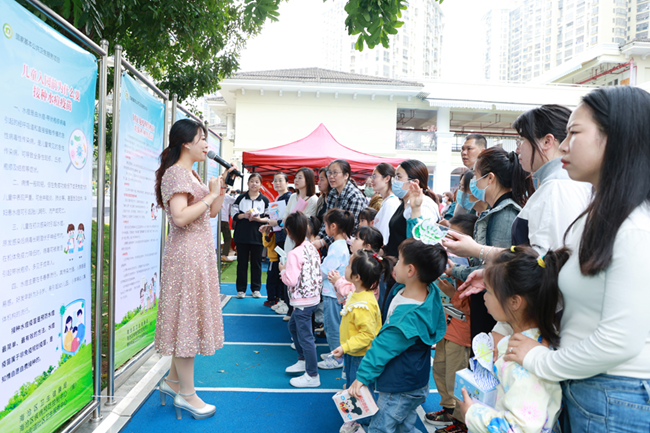 海滄區衛健局開展以“主動接種疫苗，共享健康生活”為主題的宣傳活動。海滄區衛健局供圖