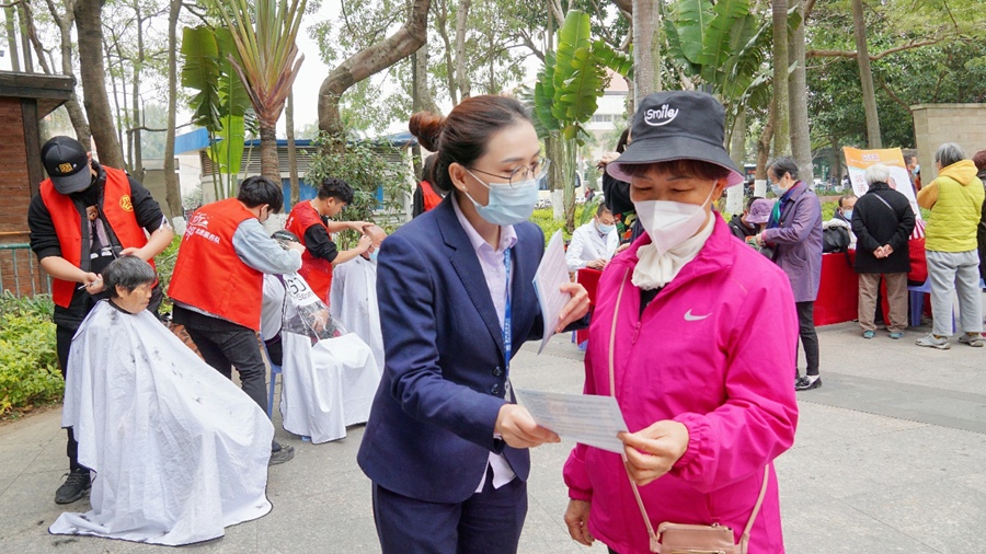 厦门厦大支行员工积极向市民群众宣传普及金融知识。厦门国际银行供图