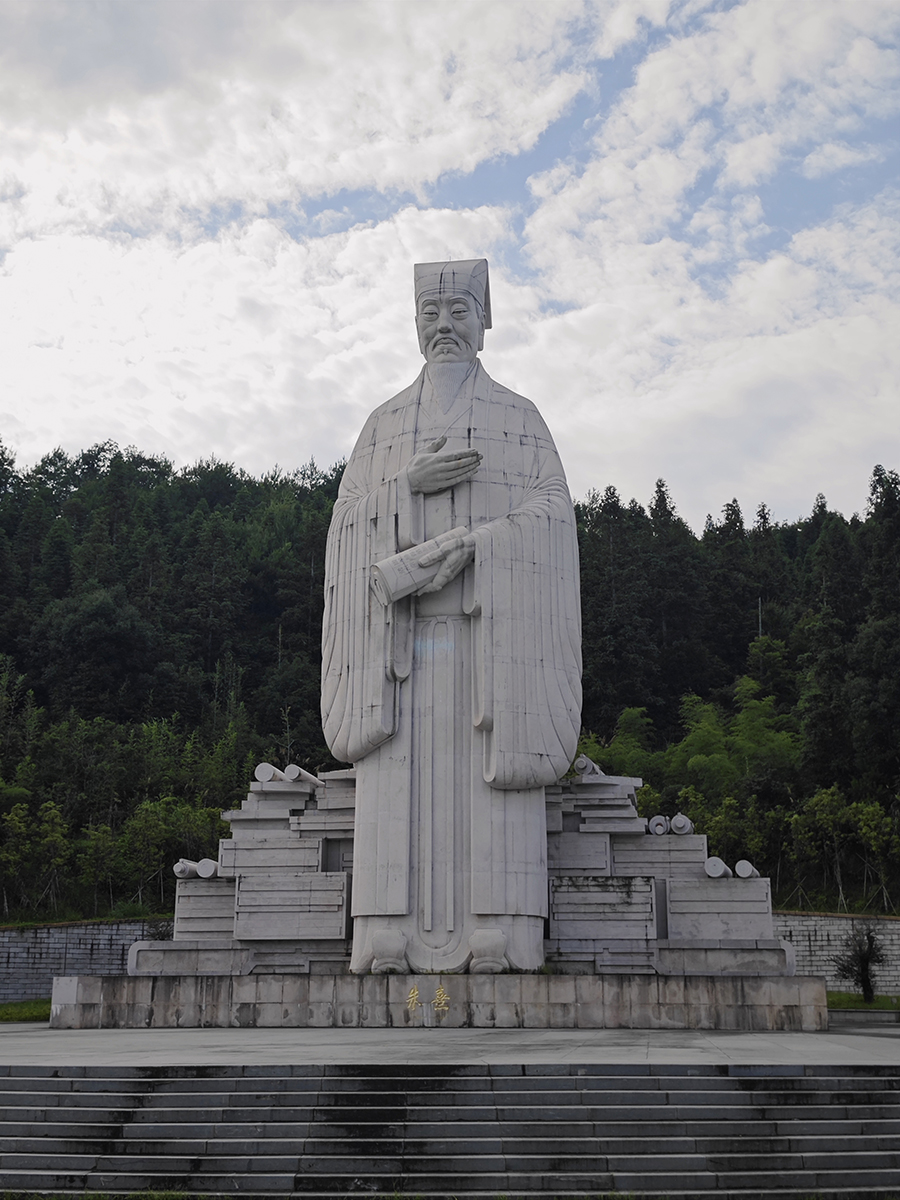 朱子雕像面容慈祥，左手持卷，右手捧心，好似正與訪客娓娓道來其正心誠意、格物致知之學。黃東儀攝